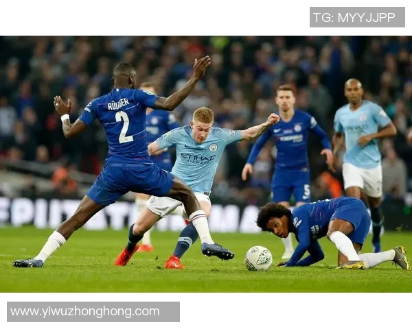 足球明星家中遭遇抢劫球迷心痛不已事件引发广泛关注与讨论 足球明星家中遭遇抢劫球迷心痛不已事件引发广泛关注与讨论