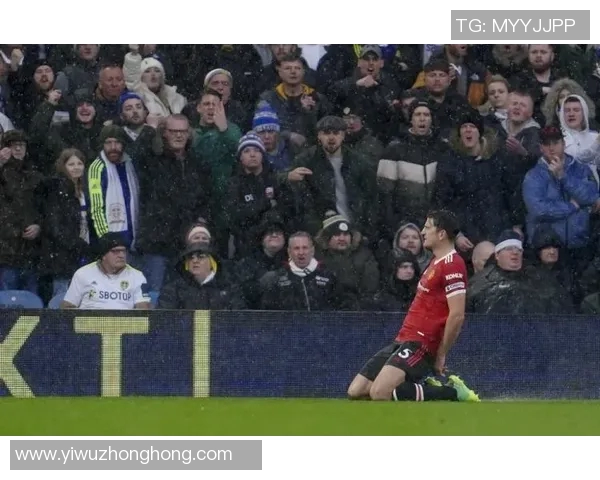 足球明星滑跪庆祝引发热议球迷热情与争议交织的瞬间 足球明星滑跪庆祝引发热议球迷热情与争议交织的瞬间