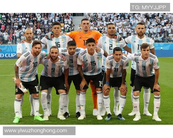 足球明星齐聚一堂共庆盛典精彩合影记录难忘瞬间 足球明星齐聚一堂共庆盛典精彩合影记录难忘瞬间